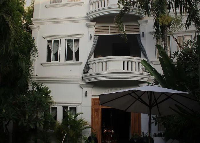 Um Theara, Hotel