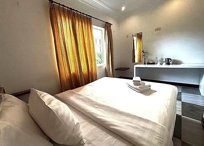 Um Theara, Hotel